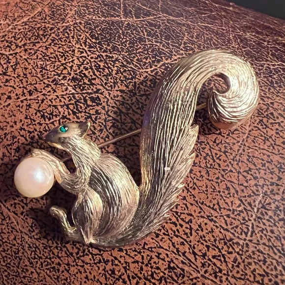 New View Vintage Gold Squirrel Brooch with Pearl - Picture 2 of 3